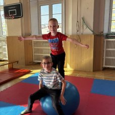 Prvňáčci v hodinách tělesné výchovy