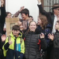 Mladí lidé v evropských lesích