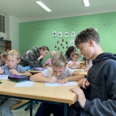 Prvňáčci na návštěvě u deváťáků