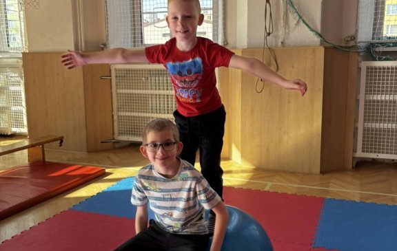 Prvňáčci v hodinách tělesné výchovy