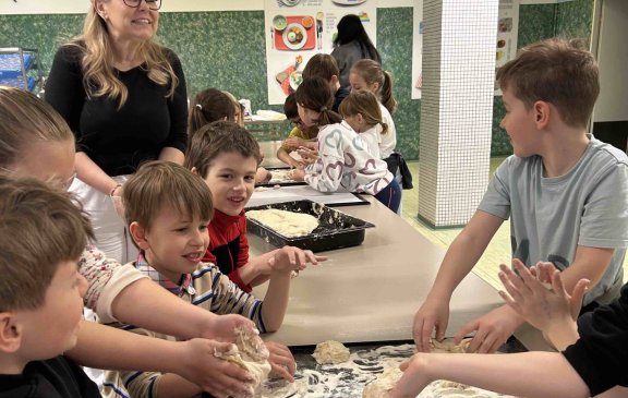 Pokračují návštěvy ve školní jídelně