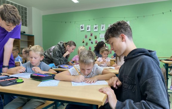 Prvňáčci na návštěvě u deváťáků