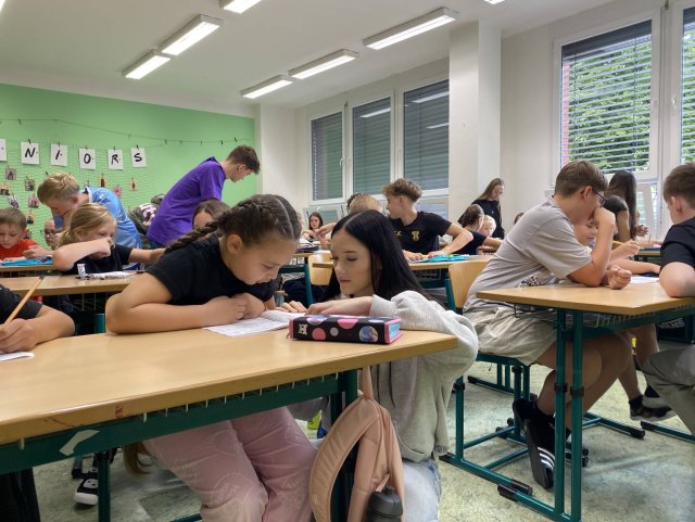 prvňáčci na návštěvě u deváťáků
