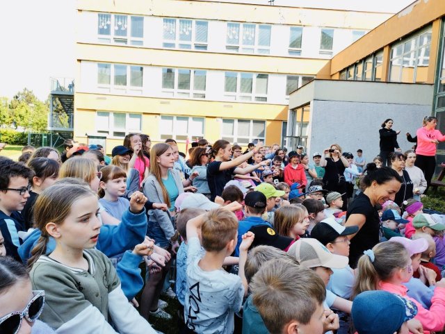 Tančí celá Holečkova