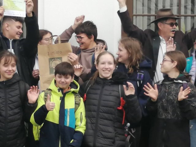 Mladí lidé v evropských lesích