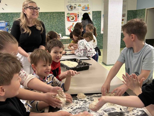 Pokračují návštěvy ve školní jídelně