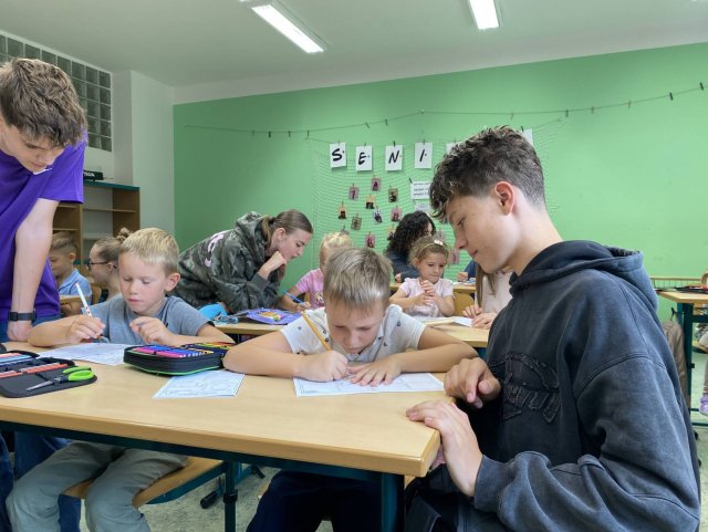 Prvňáčci na návštěvě u deváťáků